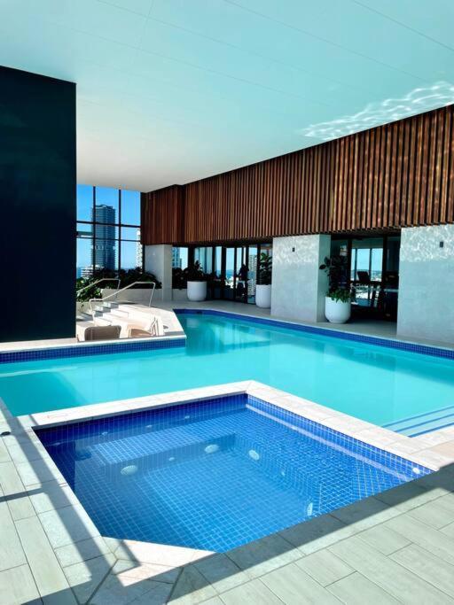 New Impressive 180° River View 1 Bed Apt With Pool 47F Daire Gold Coast Dış mekan fotoğraf